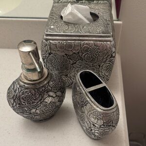 Silver Floral Bath Accessory Set
